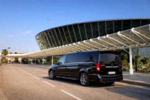 Transfert aéroport Nice Antibes avec chauffeur privé en Mercedes
