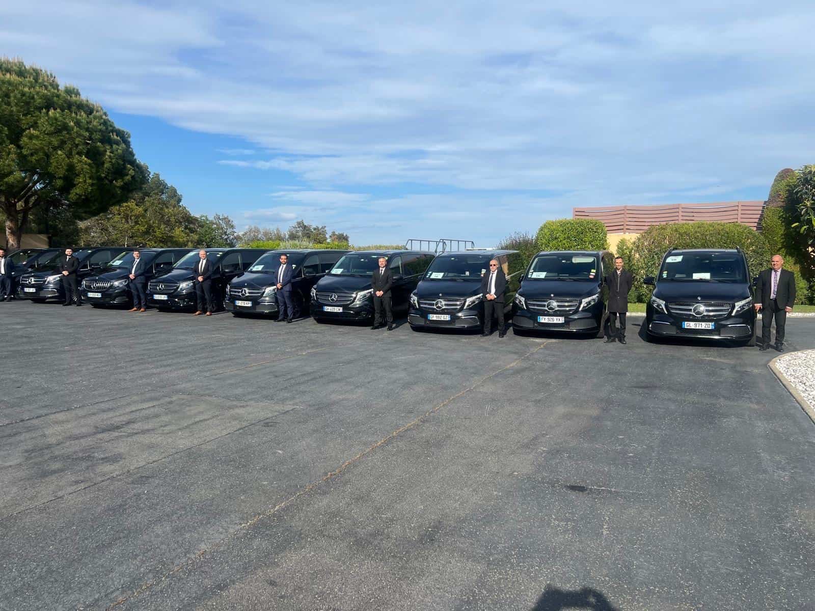Équipe de chauffeurs privés avec Mercedes Classe V alignées
